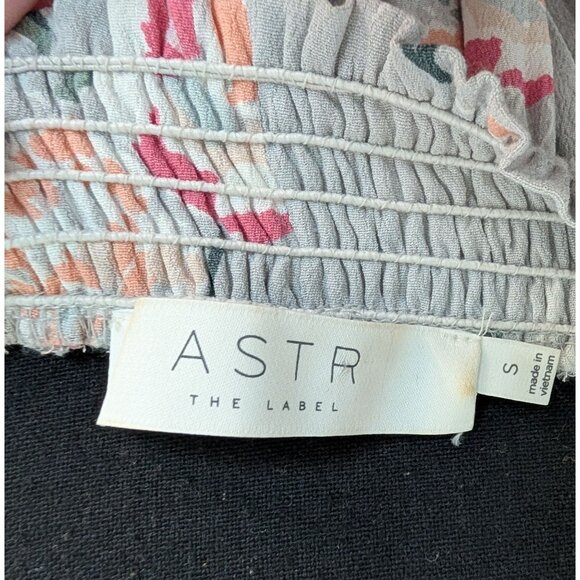ASTR The Label Gray Floral 3/4 Sleeve Shirred Shoulder Top Style AT12170 - Small - Picture 4 of 9